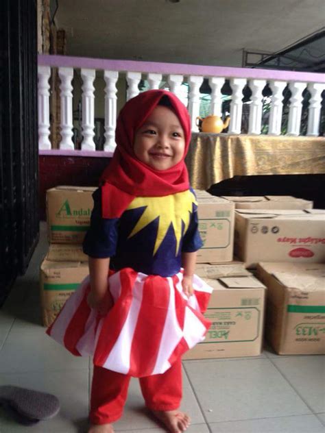 Baju atau shawl bercorak bendera malaysia selalunya menjadi pilihan. SocialMedia on Twitter: "Bahang hari kebangsaan..Comel ...