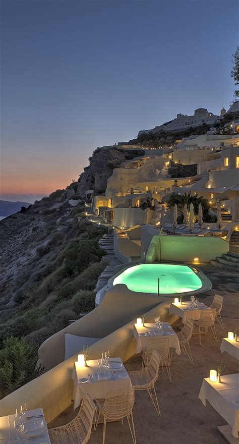 Mystique hotel - Santorini, Greece. Situé sur les falaises les plus célèbres d'Oia, le Mystique ...
