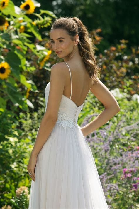 Selbst bindenbogen in der rückseite. Stil 11019: Schmales A-Linienkleid aus Tüll mit ...
