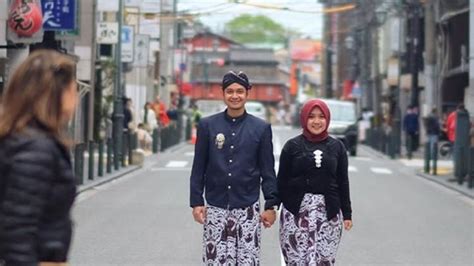 Daftar alamat agen travel di majalengka. Keren! Pasangan Ini Foto Prewedding di Jepang Pakai Baju ...