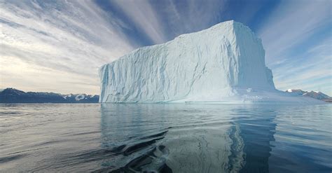 Roughly 90% of icebergs seen off newfoundland and labrador come from the glaciers of western greenland, while the rest come from glaciers in canada's arctic. Groenland : un énorme iceberg se détache d'un glacier sous ...