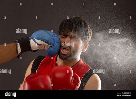 Un Boxeador Siendo Golpeado En La Cara Por Otro Jugador Mientras Que Boxeo Fotograf A De Stock