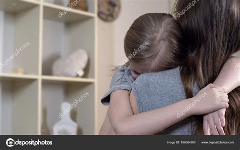 Triste Hija Abrazando Firmemente A Su Madre Contando Sus Problemas