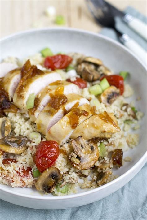 Gebakken kippenbout 41% (kip, specerijen, knoflookpoeder, zonnebloemolie), gekookte couscous 10% (tarwegriesmeel, water), sinaasappelsap, water, abrikozen gedroogd. Couscous met kip en mangochutney - Brenda Kookt!