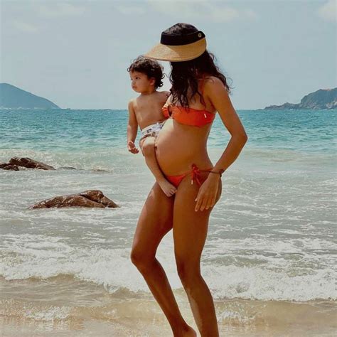 Mom To Be Lisa Haydon Posts Cute Pic With Son Leo From Beach Vacay Pens Heartfelt Note To