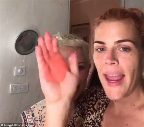 Michelle Williams Lets Busy Philipps Dye Her Hair Pink Daily Mail Online