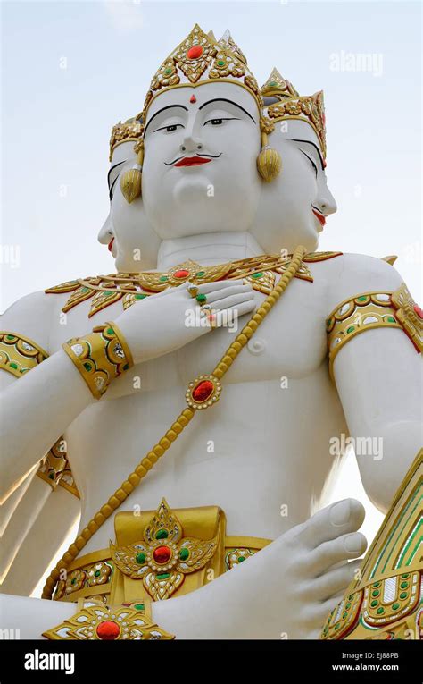 Hermoso Blanco Brahma Dios Hindú Estatua En Templo Fotografía De Stock