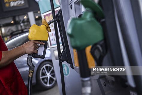 The prediction and forecast of the latest petrol price for the following week will be announced a day before (if possible). Fuel prices: RON97 down 2 sen, RON95, diesel unchanged