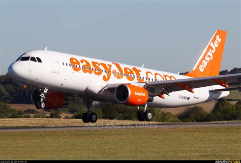 G Ezwd Easyjet Airbus A320 At London Luton Photo Id 241555