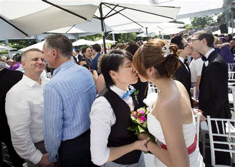 Over 100 Lgbtq Couples Get Married In Mass Toronto Wedding At Historic