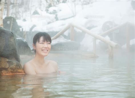雪と露天風呂に入る20代女性 10208001060 の写真素材・イラスト素材｜アマナイメージズ