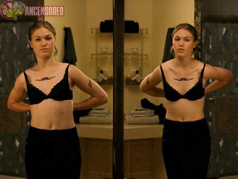 Julia Stiles Nuda ~30 Anni In The Business Of Strangers