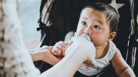 7 Bottle-Feeding Mistakes Parents should Avoid | MomCenter Philippines
