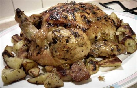 Provate ad aggiungere dei pezzi di buccia di arancia durante la cottura della salsa per donarle un fantastico aroma agrumato. Pollo arrosto al burro aromatico con salsa al vino bianco ...