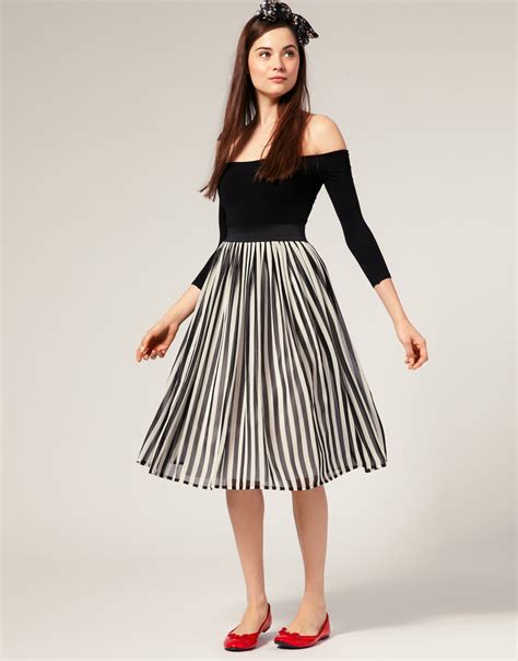 Fashion Inspiration Midi Skirts Bouncing Brunette