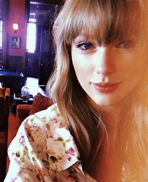 Top Photos Of Taylor Swifts Fabulous Boobs And Cleavage Celeblr