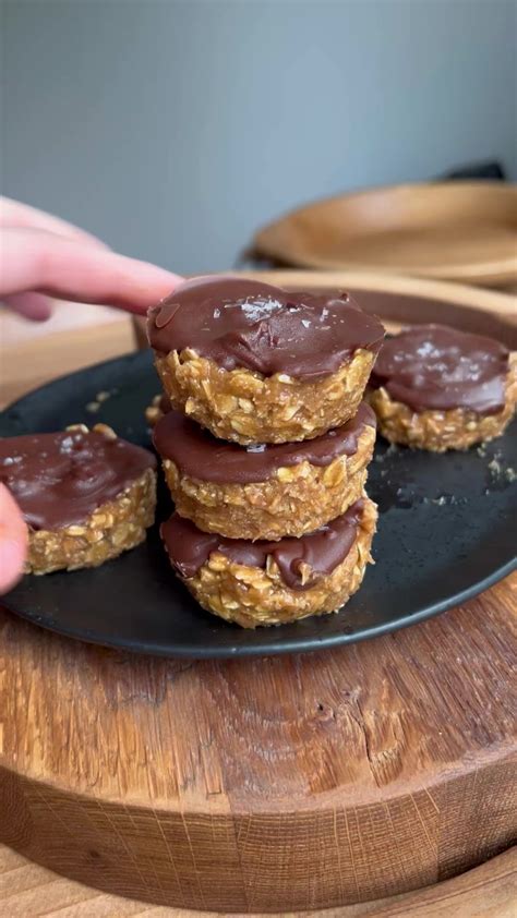 6 Ingredient No Bake Peanut Butter Chocolate Oat Cups