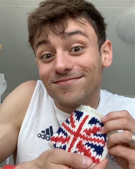 olympic diver tom daley knits adorable pouch for gold medal