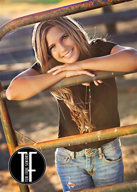 Pin By Sadie Folson On Photography In 2020 Country Senior Pictures Senior Photos Girls