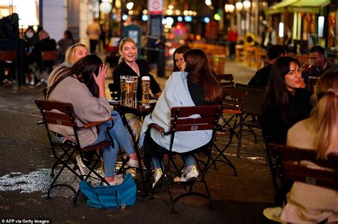 Pub Goers Head Home After Being Turfed Out Across England As 10pm Curfew Begins Daily Mail Online