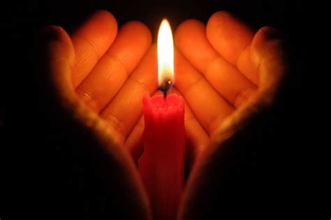 Жители города собрались на монументе славы и зажгли свечи в память о тех, кто погиб в великой. ᐈ Свечи фотографии, фотография свеча памяти | скачать на ...