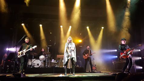 Hooverphonic is a belgian band that formed in october 1995. Hooverphonic - не ходете на концерт заради една песен - SofiaCLOSER