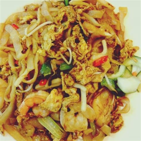 2 butir telur 9 ekor udang kecil, kupas kulitnya 3 ekor cumi, bersihkan semuanya, potong bentuk cincin. Resep Bihun Goreng Seafood Solaria