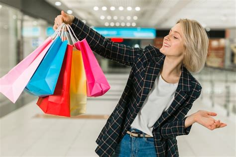 Jovem Feliz Segurando Sacolas De Compras Foto Gr Tis