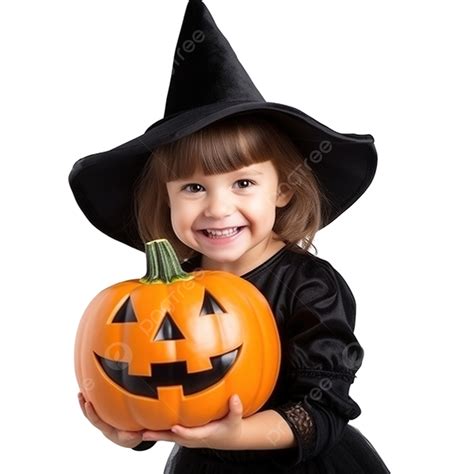 uma menina de cabelo escuro com um vestido preto e um chapéu de bruxa segura uma abóbora de