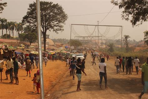 A Praça De Independência No Uíge Abandonada Transforma Se Em Floresta Wizi Kongo