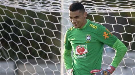 Goleiro cobra valores atrasados e pede rescisão contratual. Goleiro Santos é convocado novamente para a Seleção ...