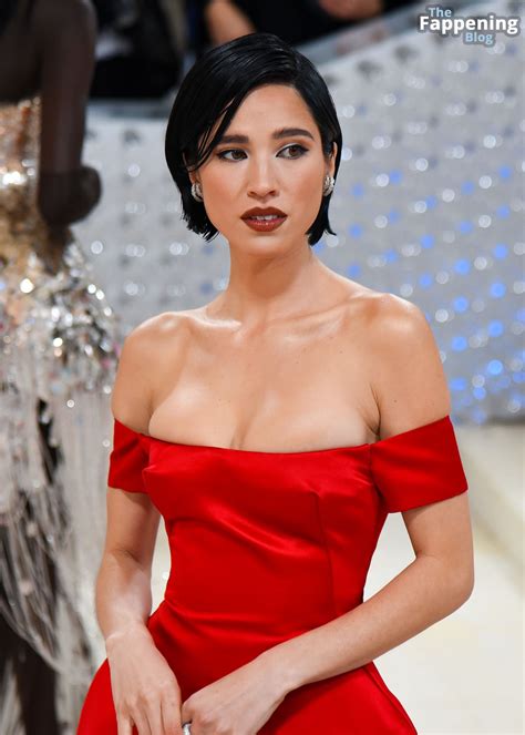 Kelsey Asbille Chow Shows Off Her Cleavage At The Met Gala Photos The