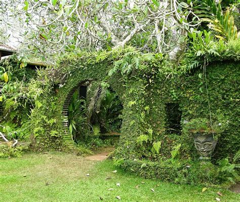 Moongate Brief Bevis Bawa Garden Aluthgama Sri Lanka Garden