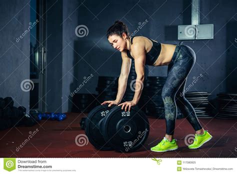 De Mooie Sexy Vrouw Met Goed Cijfer En Aantrekkelijke Ezel Stelt In De Gymnastiek Het Meisje In