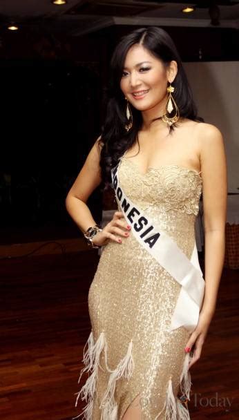 Kaos Gaun Seksi Putri Indonesia Maria Selena Di Kontes Miss Universe 2012 Putri Indonesia