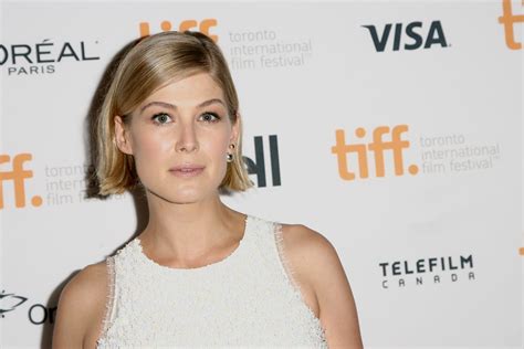 Gone Girls Rosamund Pikes Extreme Weight Fluctuation Shouldnt Be An