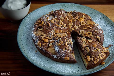 Topel čokoladni kolač s hruškami | VIVI | Šola okusov