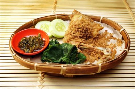 Rata rata kuliner yang di sajikan di sini enak semua, sayur asamnya bikin saya susah move on sampai sekarang. Ayam Goreng Lombok Ijo | Seputar Semarang