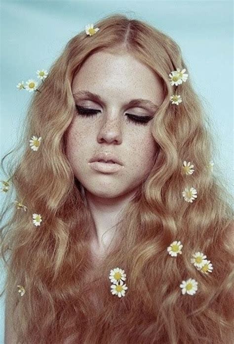1970’s Floral Hair With Daisies And Soft Waves 1970s Hairstyles Hippie Hair Hair Styles