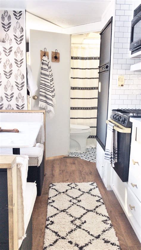 I thought that i could just install one of those large rectangle rings above the tub, so i could use the tub to have a shower in my bathroom. MY $500 CAMPER REMODEL THAT I DID ALL BY MYSELF | Proverbs 31 Girl | Decoración de caravana ...