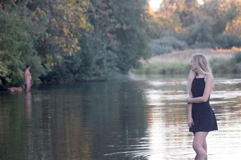 Oregon Girl S Senior Pics Accidentally Featuring A Naked Guy Go Viral