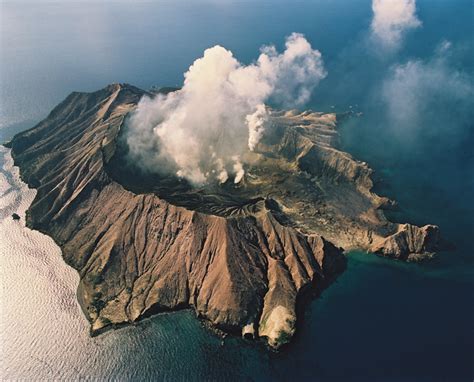 Eruption de 2010 du volcan islandais eyjafjallajökull qui perturba la circulation aérienne des avions en europe du nord. Imágenes de la erupción del volcán en White Island - Vista ...