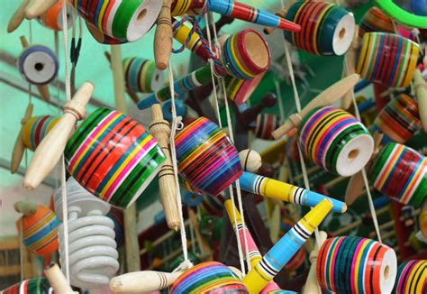 Los juegos tradicionales mexicanos conservan su esencia, gracias al lenguaje hablado que se ha extendido a lo largo del tiempo, y gracias a los niños que pueden retener y comprender sus raíces a través de estos juegos, preservando así la tradición. Juguetes artesanales mexicanos: diversión y cultura para ...