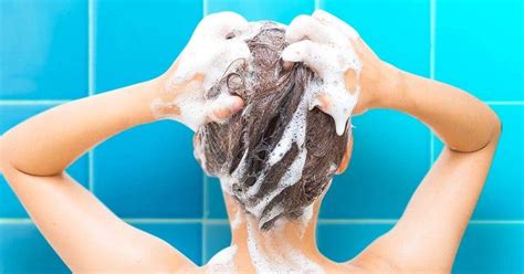 Pourquoi Faut Il Se Laver Les Cheveux Avec Du Shampooing Deux Fois De