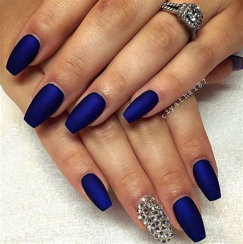 El azul es uno de los cuatro colores psicológicos primarios el azul en las uñas inspira diseños realmente bellos, como es el caso de estas uñas acrílicas stiletto efecto marmolado. Uñas mate 2018 | Uñas 2018