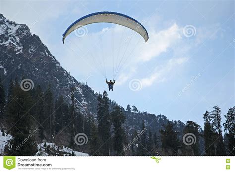 Paragliding En Cordilleras Himalayan Foto De Archivo Editorial Imagen