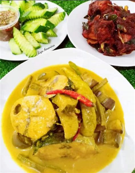 Jika bosan dengan opor ayam, gulai ayam dapat menjadi salah satu solusi pengganti hidangan ketika lebaran. Resepi Gulai Ikan Tongkol Nasi Berlauk Kelantan. Perghh ...