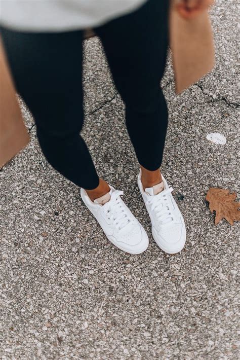 The White Sneaker That Everyone Can And Should Wear This Fall White Tennis Shoes Outfit