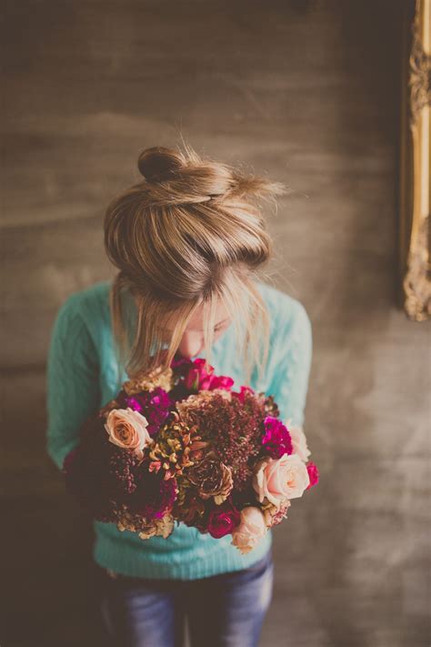 Beautiful Woman Woman With Bouquet Fotos