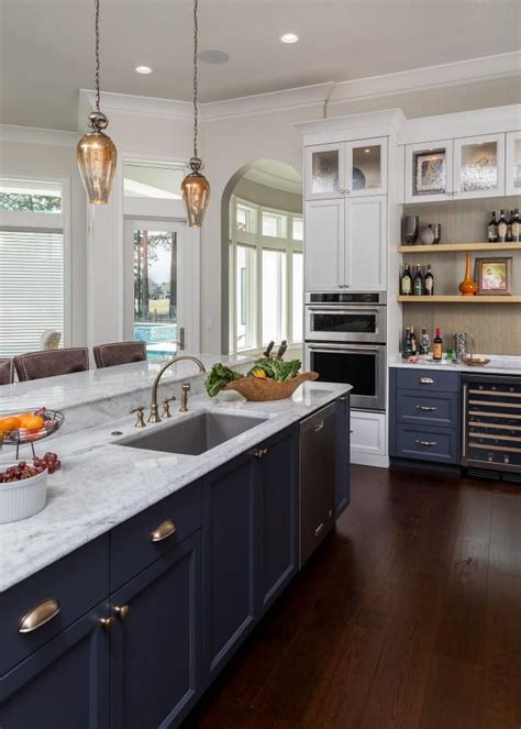 Hgtv Presents This Open Plan Kitchen Faces A Wall Of Windows Which
